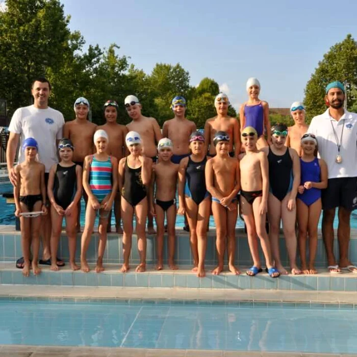 
    Micii înotători se pregătesc să devină campioni  