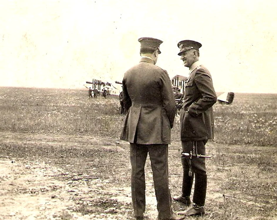 Nicolae Dăscălescu (în profil), șef de stat-major al Diviziei Aeriene, 1925