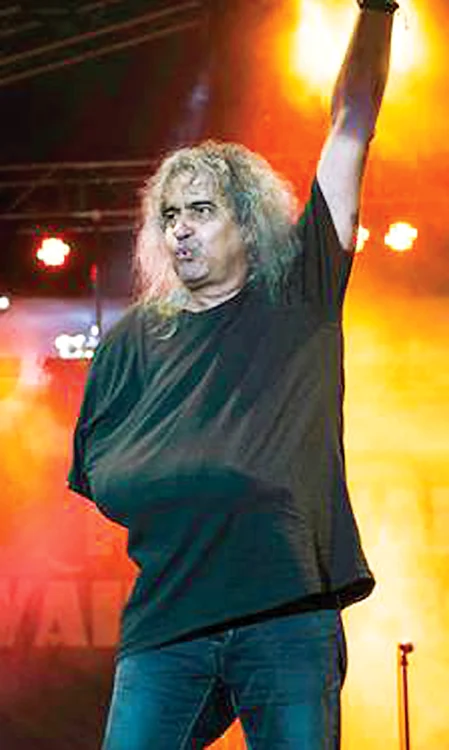 Cristi Minculescu a cântat la Vama Veche cu mâna ascunsă sub tricou