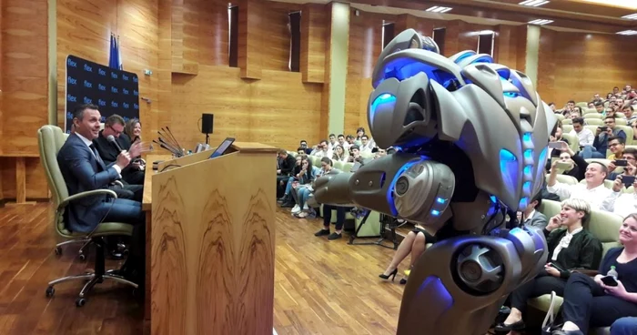 Titan the Robot şi-a făcut apriţia la finalul conferinţei de la Biblioteca Universităţii Politehnica FOTO Ş.Both