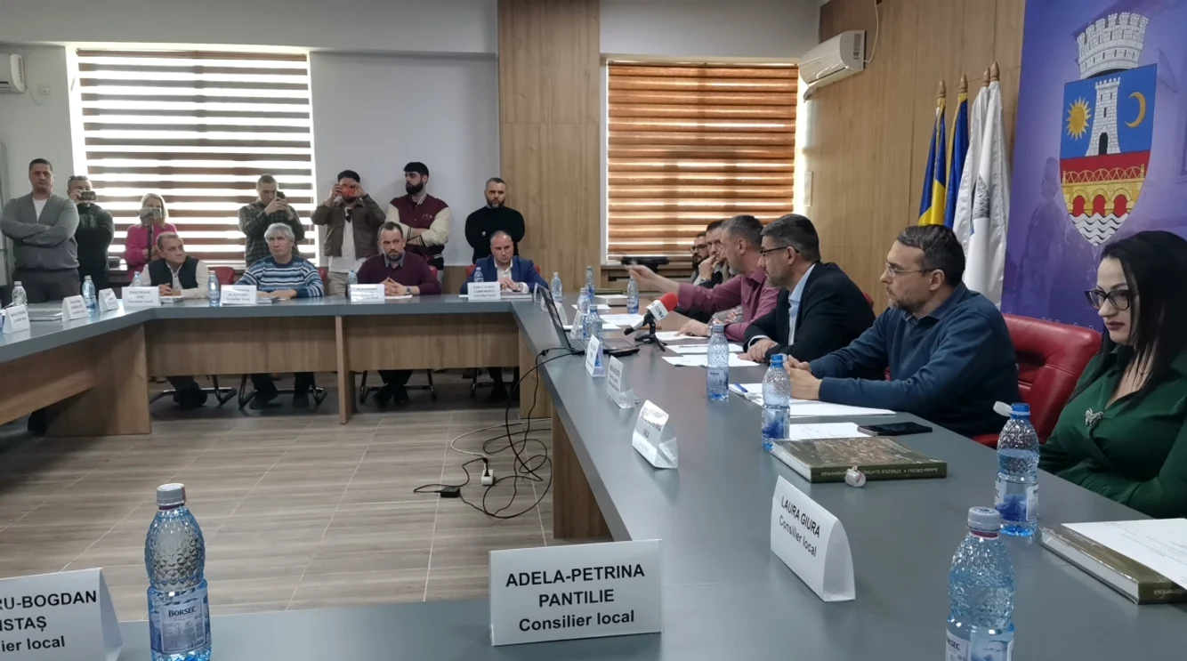 Secretarul Mihai Idita (al doilea din dreapta) susține că a  fost agresat de primar FOTO: Arhiva