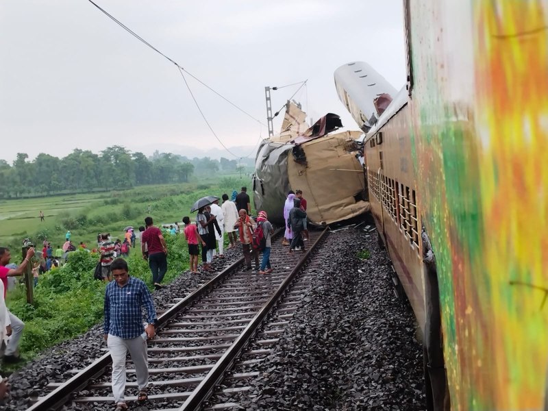 15 morţi şi zeci de răniţi, după ciocnirea unui tren de marfă cu unul de pasageri în India VIDEO