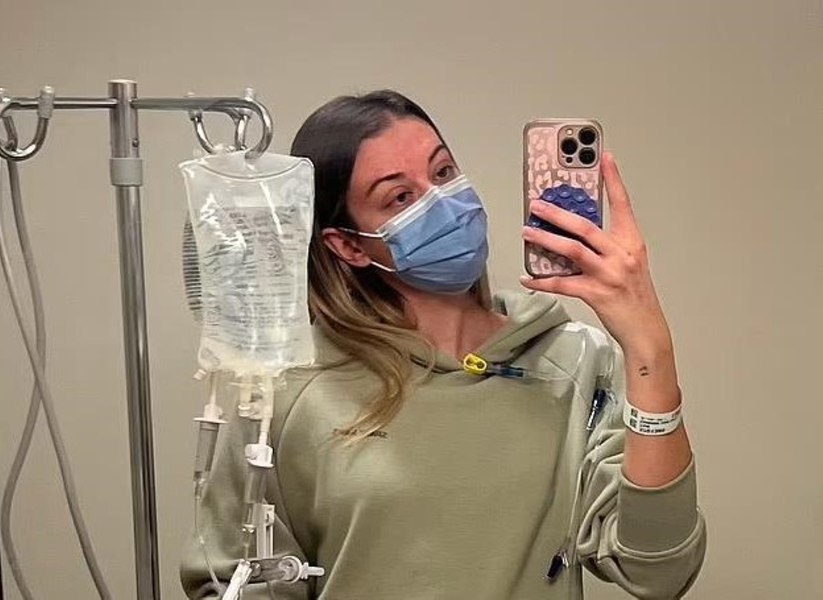 Coșmarul prin care trece o tânără de 27 de ani, cu cancer de colon în stadiul patru. „Medicii mi-au respins simptomele ca fiind o alergie la gluten” 