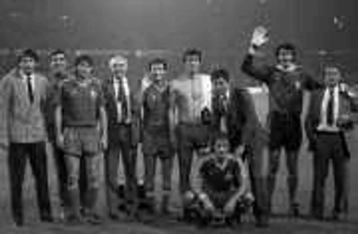 Anglia - Romania, 1985. Gino Iorgulescu, Rică Răducanu, Ştefan Iovan, Costică Ştefănescu, Rodion Cămătaru, Mircea Lucescu, Silviu Lung, Mircea Rad  FOTO GSP.ro