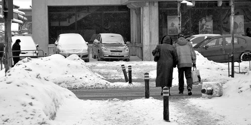 Trotuarele din Ploiești sunt adevărate patinoare (foto: Sorin Petculescu)