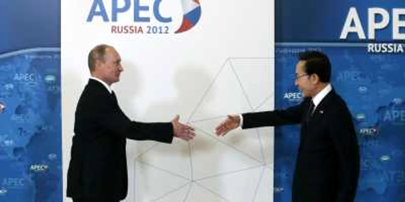 Preşedintele rus Vladimir Putin şi omologul său sud-coreean, Lee Myung-Bak, la summitul de cooperare economică Asia-Pacific (APEC) FOTO: Reuters