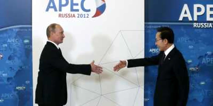 Preşedintele rus Vladimir Putin şi omologul său sud-coreean, Lee Myung-Bak, la summitul de cooperare economică Asia-Pacific (APEC) FOTO: Reuters