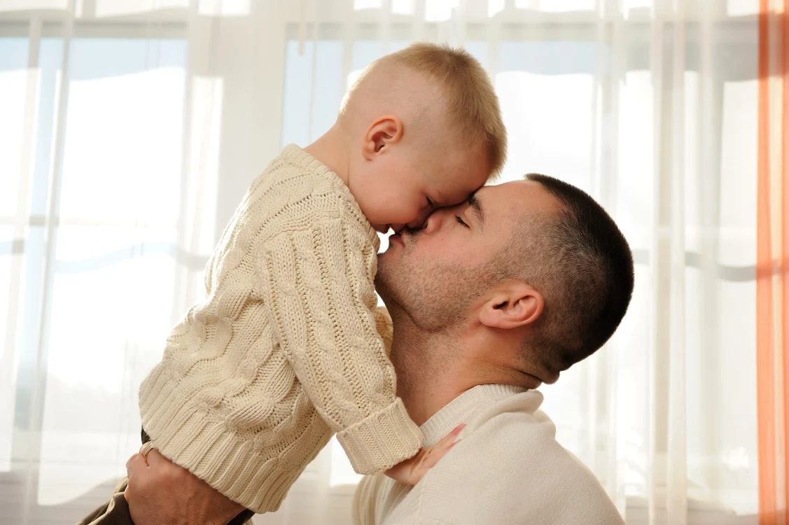 Studiul susţine că şi taţii pot avea aceeaşi legătură cu copiii pe care o au mamele FOTO Shutterstock