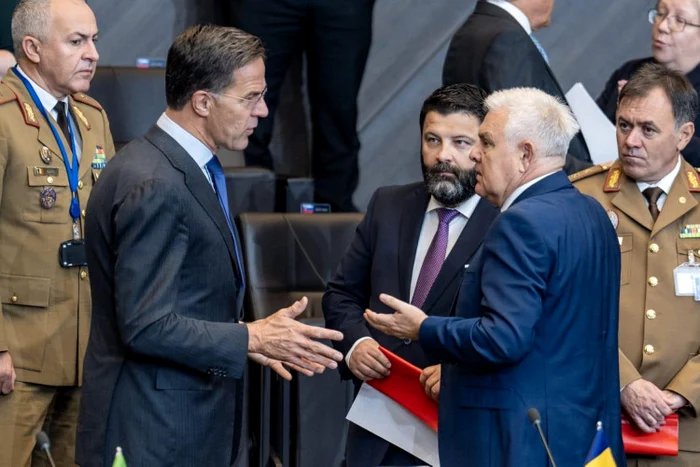 Rutte si Tîlvăr, la Reuniunea miniștrilor apărării din statele membre ale NATO. FOTO MApN