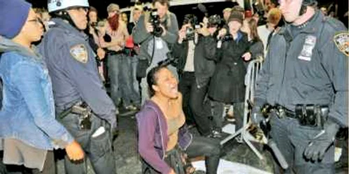 Unii dintre protestatari nu s-au lăsat uşor îndepărtaţi din Parcul Zuccotti