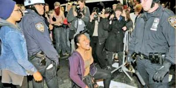 Unii dintre protestatari nu s-au lăsat uşor îndepărtaţi din Parcul Zuccotti 