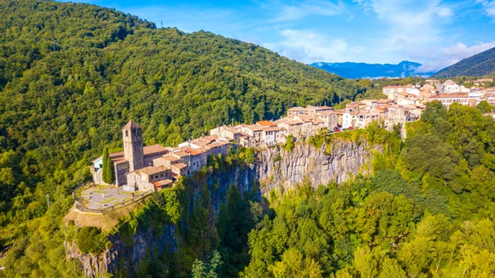 Satul se află aproape de Barcelona