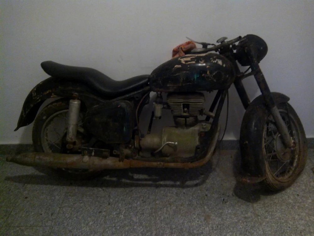 Motocicletă în curs de restaurare FOTO Dan Taşcă