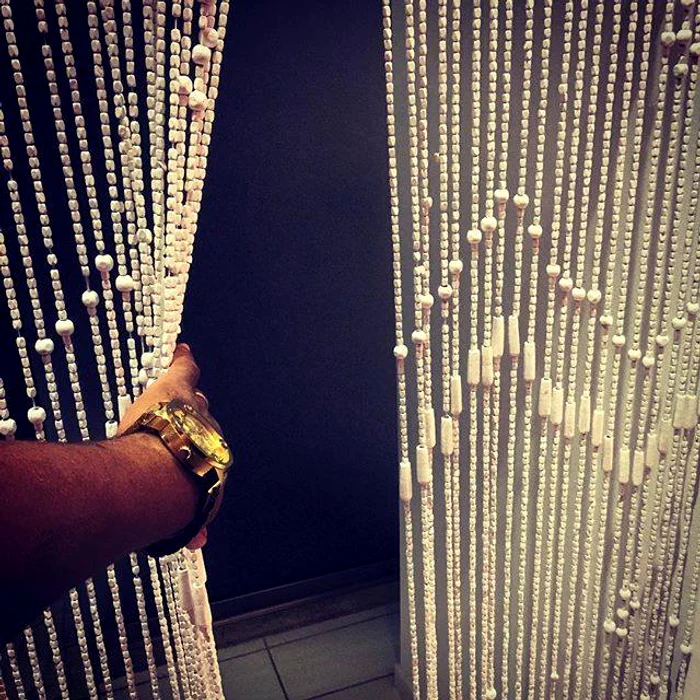 Rapperul le-a arătat tuturor perdeaua de mărgele de la baie