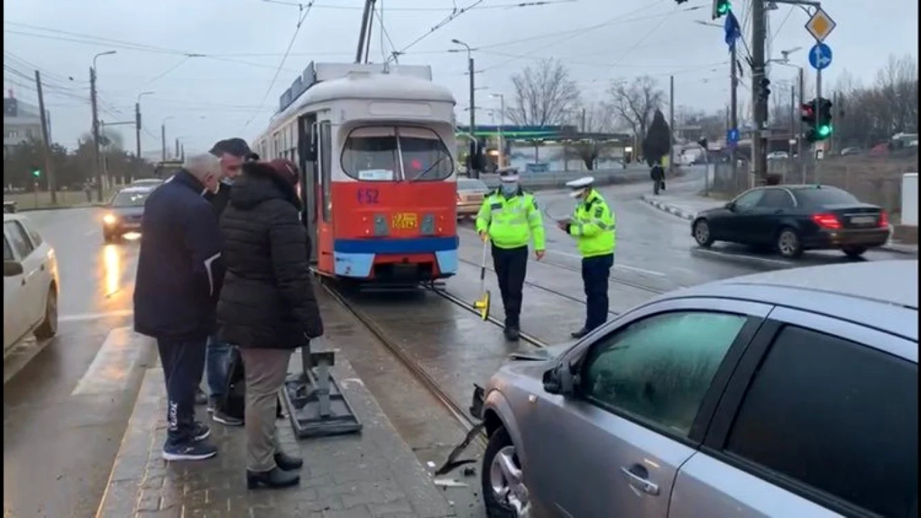 Maşina care a intrat într-un tramvai după ce a derapat FOTO / Ana Popescu