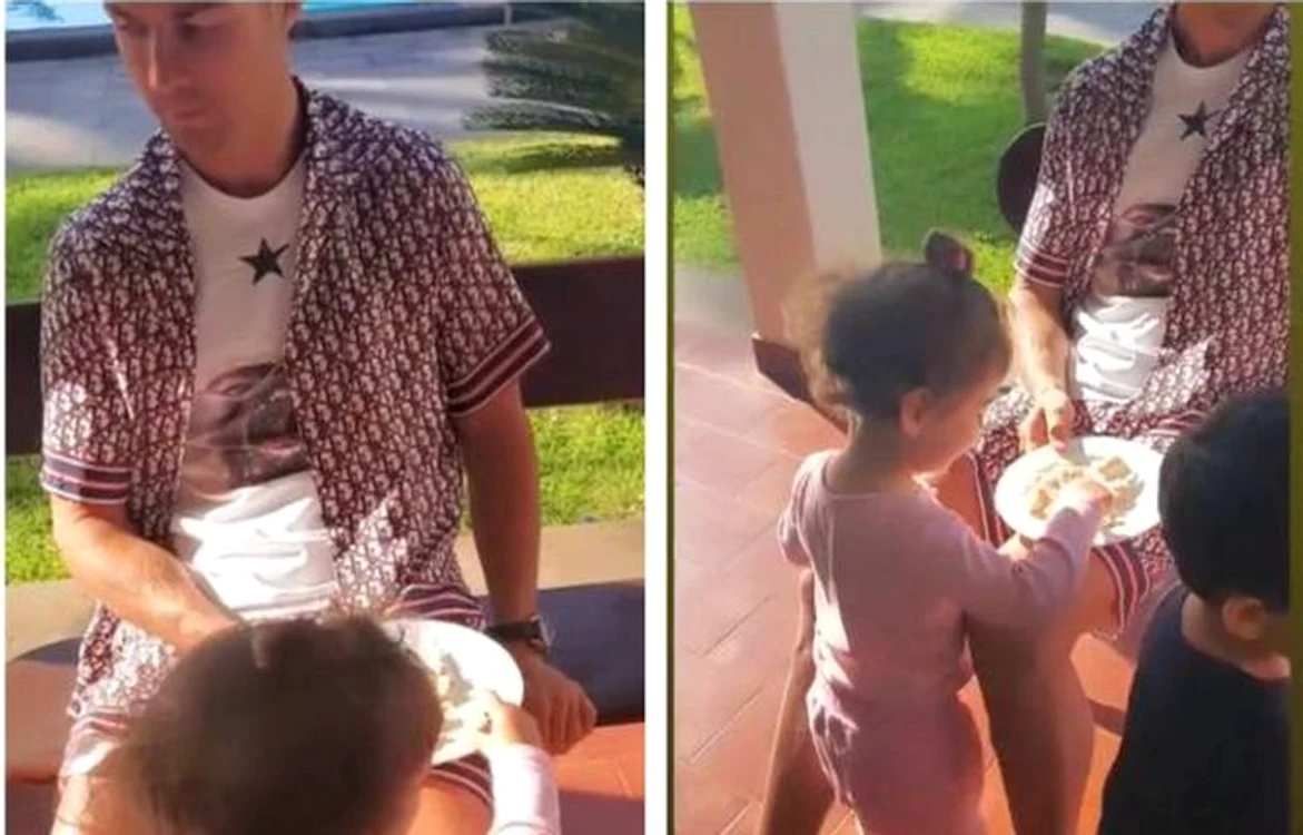 Cristiano Ronaldo are grijă de look-ul lui și când se joacă alături de cei miciFOTO: Instagram