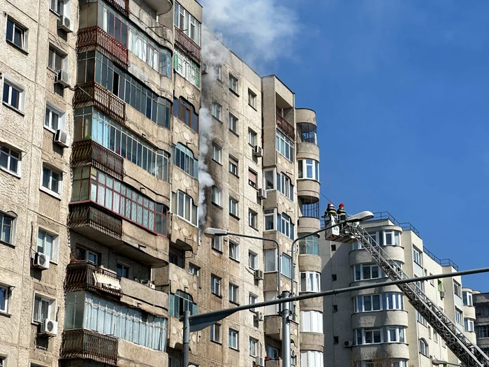 Incendiul a izbucnit la etajul 6 al imobilului FOTO: ISU
