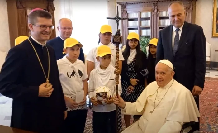 Papa Francis, copiii din Blaj şi oiagul primit cadouş. Foto: captură video youtube