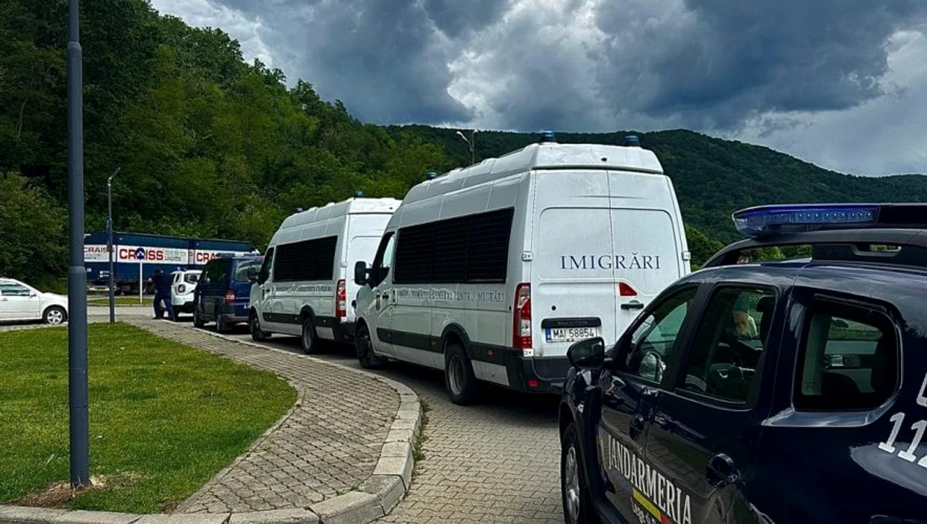 Au fost ransportate sub escortă FOTO Poliția de Imigrări 