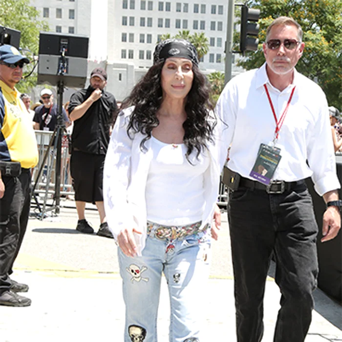 Cher, de 74 de ani, joacă mult tenis şi face surf