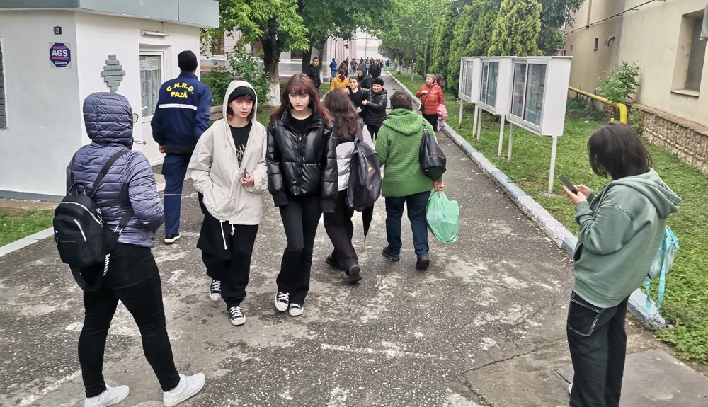 Elevii care au susținut inclusiv probe de aptitudini așteaptă cu emoție Evaluarea FOTO: Alina Mitran