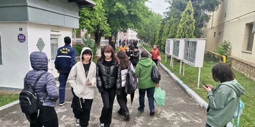 elevi clasa a VIII a   foto alina mitran jpg