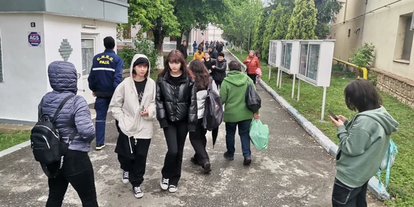 elevi clasa a VIII a   foto alina mitran jpg
