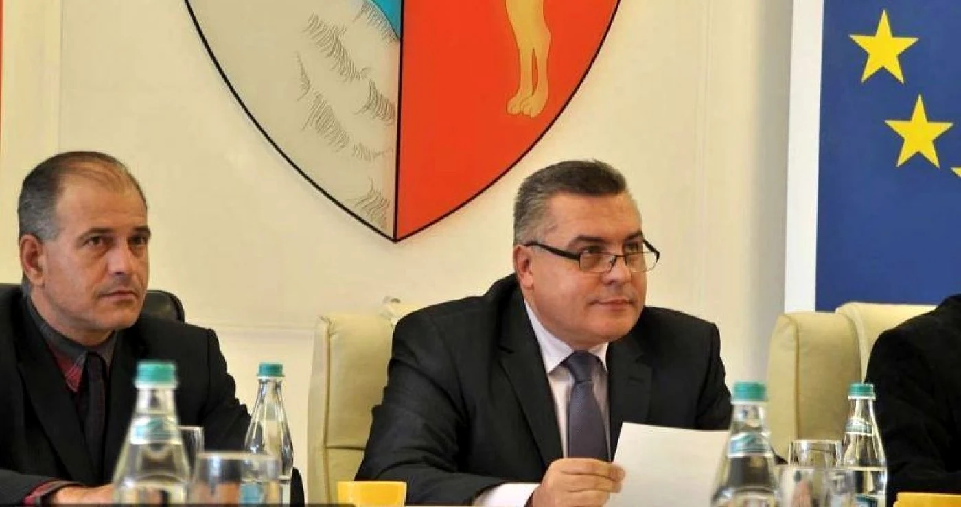 Consilierul Samir Oancă (stânga) şi primarul Cătălin Hurdubae Foto: ProTecuci.ro