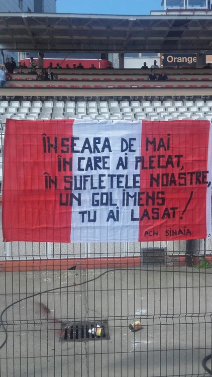„În seara de mai în care ai plecat, în sufletele noastre un gol imens ai lăsat”- banner urcat pe gardurile stadionului Dinamo