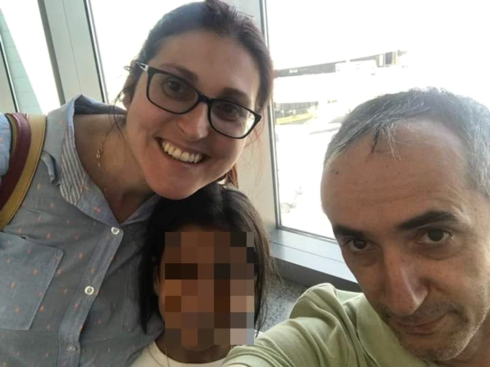 Sorina, în aeroport, alături de părinții adoptivifoto: arhivă personală