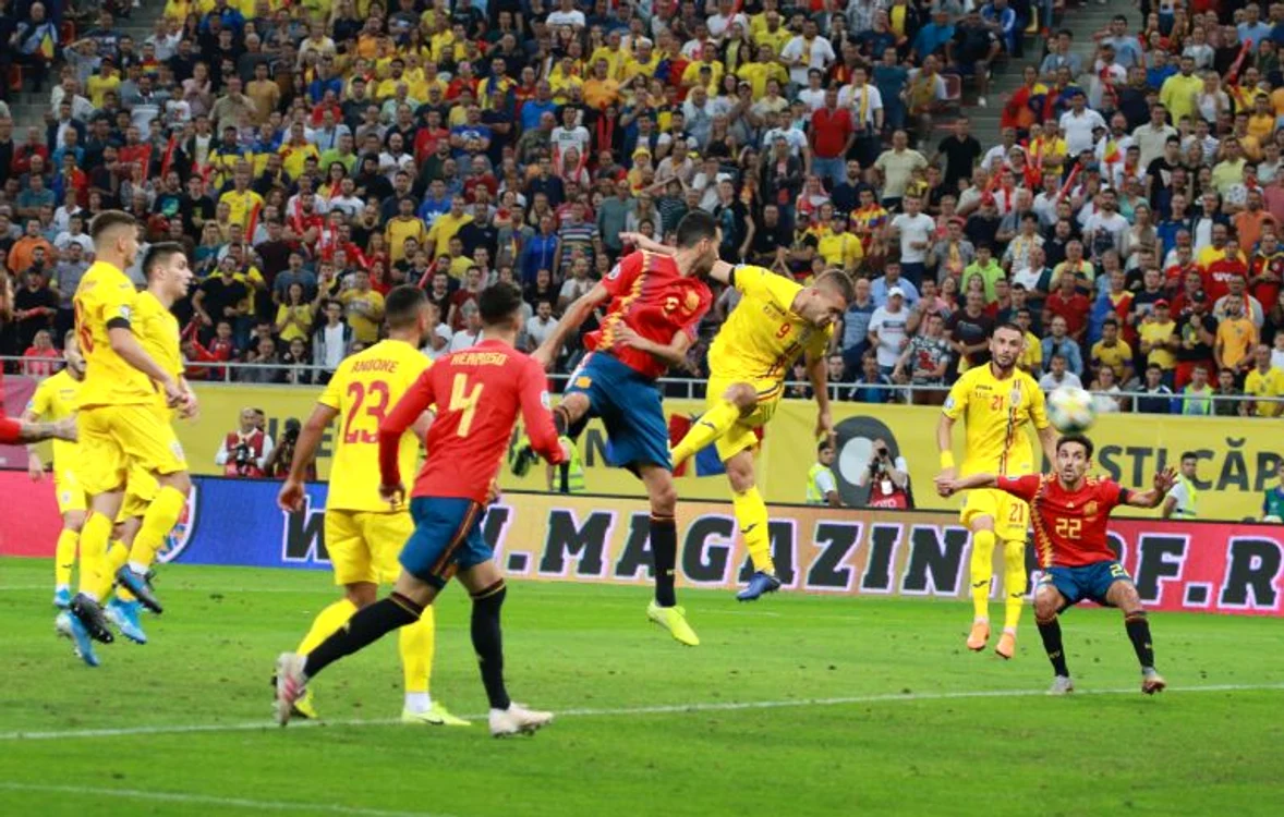 Pușcaș a fost aproape de egalare în meciul cu Spania, dar lovitura lui de cap a fost scoasă de Kepa FOTO: Marian Burlacu