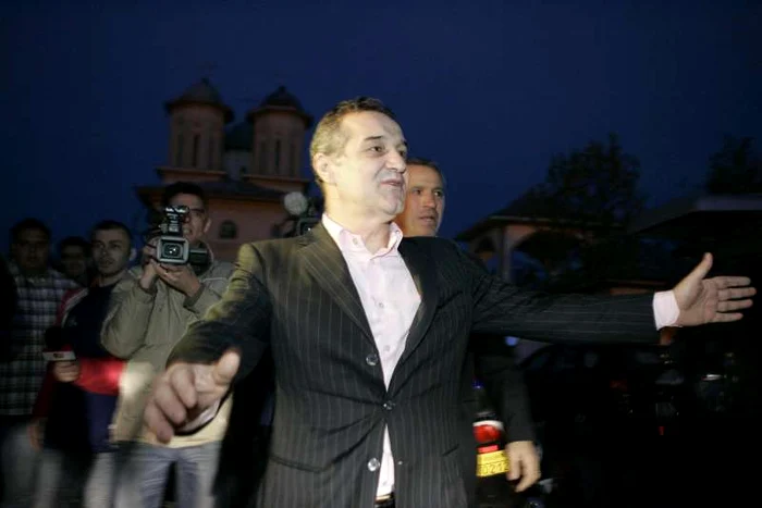 Gigi Becali a fost acuzat de dare de mită