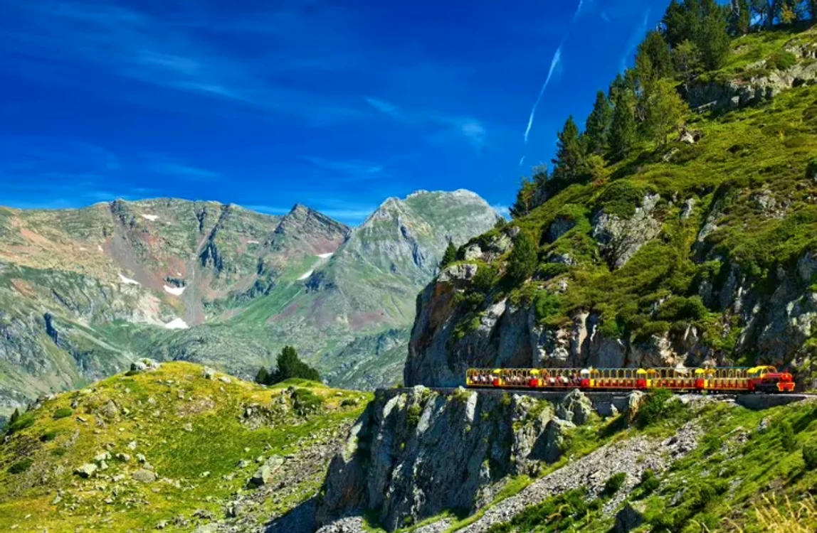 Tren în munții Pirinei la 2000 de metri altitudine