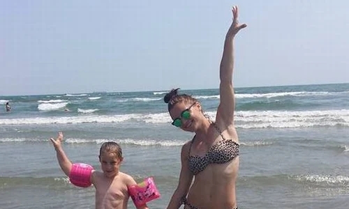 Ioana Chiţu arată trăsnet în costum de baie jpeg