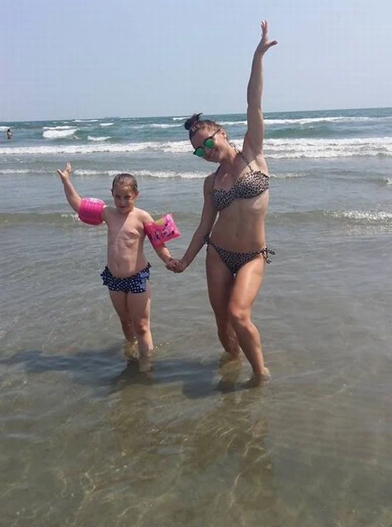 Ioana Chiţu arată trăsnet în costum de baie