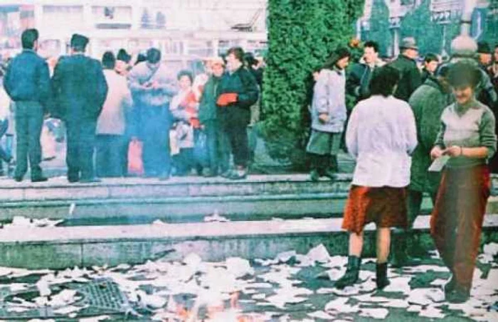 Momentul cel mai „fierbinte" al zilei de 22 decembrie 1989 la Iaşi a fost arderea de cărţi în Piaţa Unirii