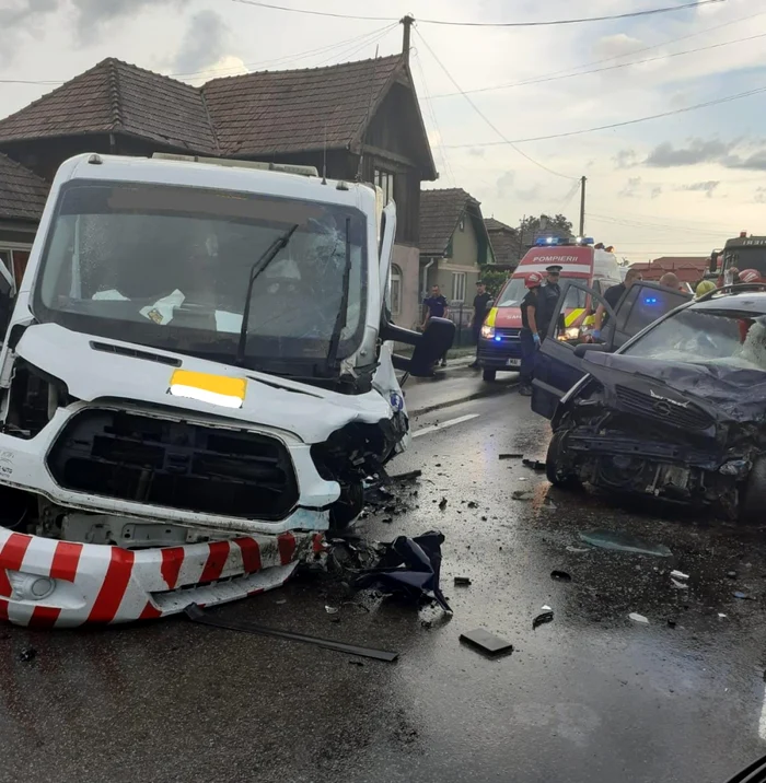 Persoanele din autoturism au fost transportate la Urgenţe. FOTO: Poliţia Cluj