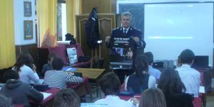 Poliţiştii vasluieni i-au sfătuit pe elevi cum să se ferească de pornografia infantilă