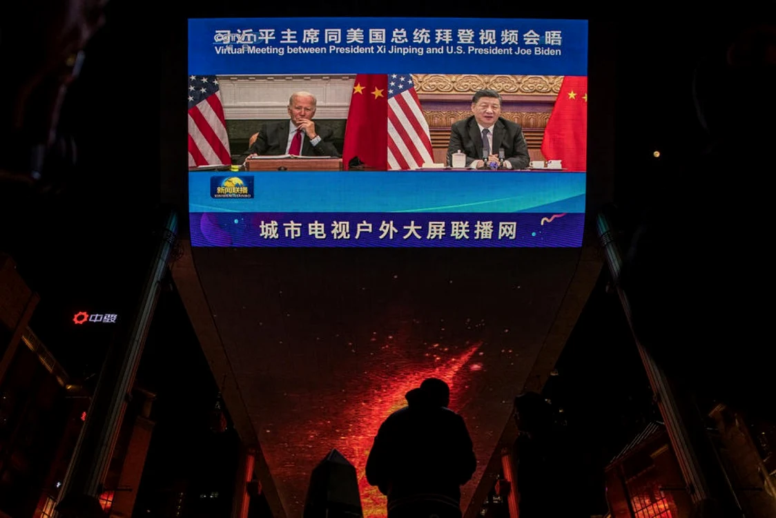 Preşedintele american Joe Biden şi omologul său chinez, Xi Jinping, apar pe un ecran din Beijing, în timpul unui program de ştiri al televiziunii de stat din China, pe 16 noiembrie 2021. Foto EPA EFE