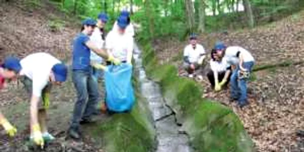 Tinerii au ecologizat pădurea Trivale din Piteşti 