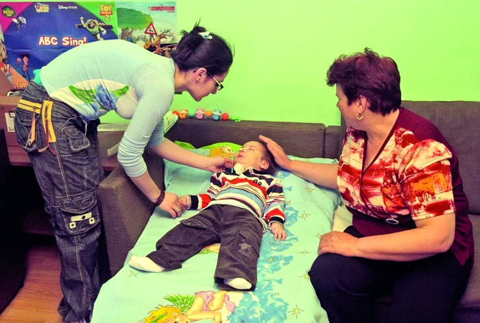 Monica şi Rodica, bunica copilului, se asigură că Saşha este bine