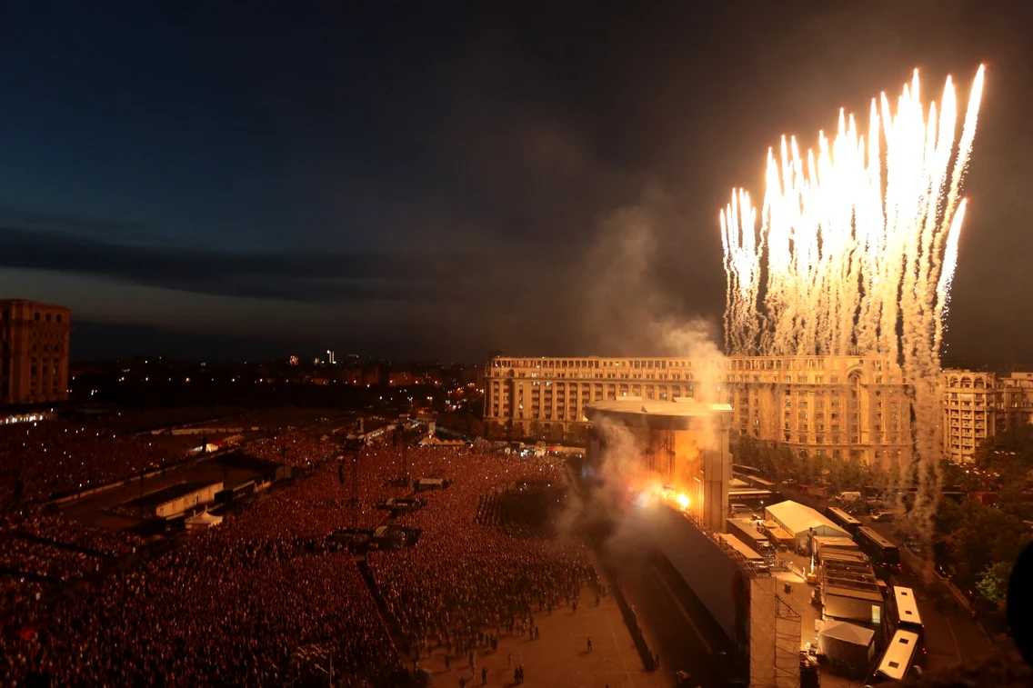 Un foc de artificii poate fi vazut in timpul concertului "The Wall" sustinut de Roger Waters FOTO Mediafax  
