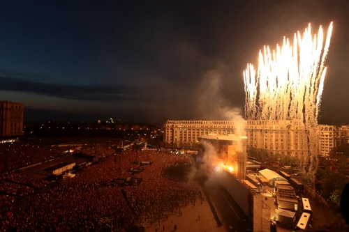 Un foc de artificii poate fi vazut in timpul concertului "The Wall" sustinut de Roger Waters FOTO Mediafax  