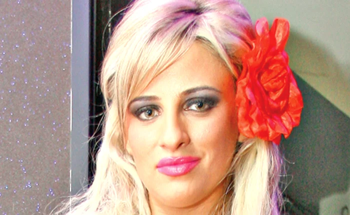 
    Sânziana o va  boteza pe Izabela  pe 14 mai  