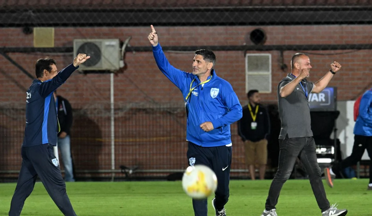Florin Pîrvu i-a dedicat soției decedate promovarea (FOTO: Sportpictures)