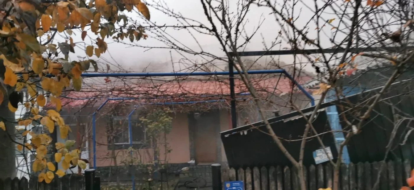 Case din Bârsoiu - Budeşti în judeţul Vâlcea mistuite de flăcări Foto Adevărul