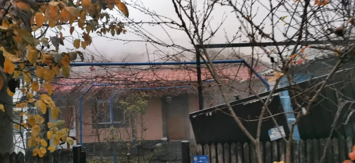 Case din Bârsoiu - Budeşti în judeţul Vâlcea mistuite de flăcări Foto Adevărul