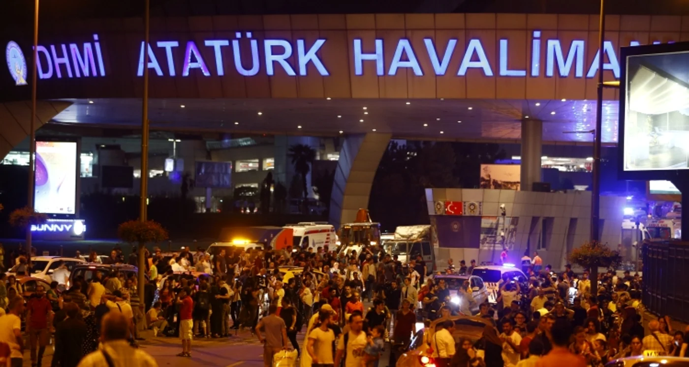 Românii nu vor uita niciodată haosul de pe aeroportul Ataturk din noaptea tentativei de lovitură de stat din Turcia