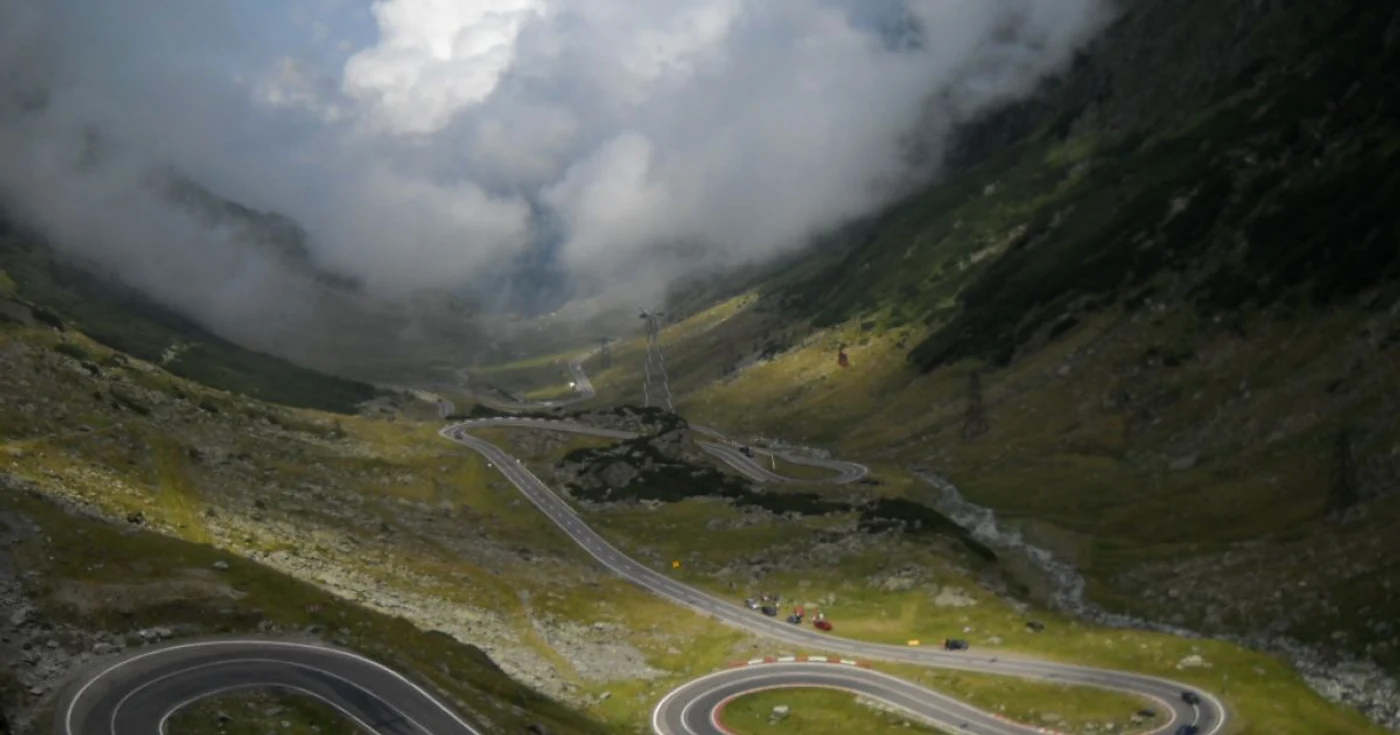 Autorităţile locale spun că noua şosea va rivaliza la frumuseţe cu Transfăgărăşanul Foto: Alex Călinoiu