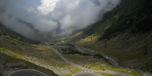 Autorităţile locale spun că noua şosea va rivaliza la frumuseţe cu Transfăgărăşanul Foto: Alex Călinoiu